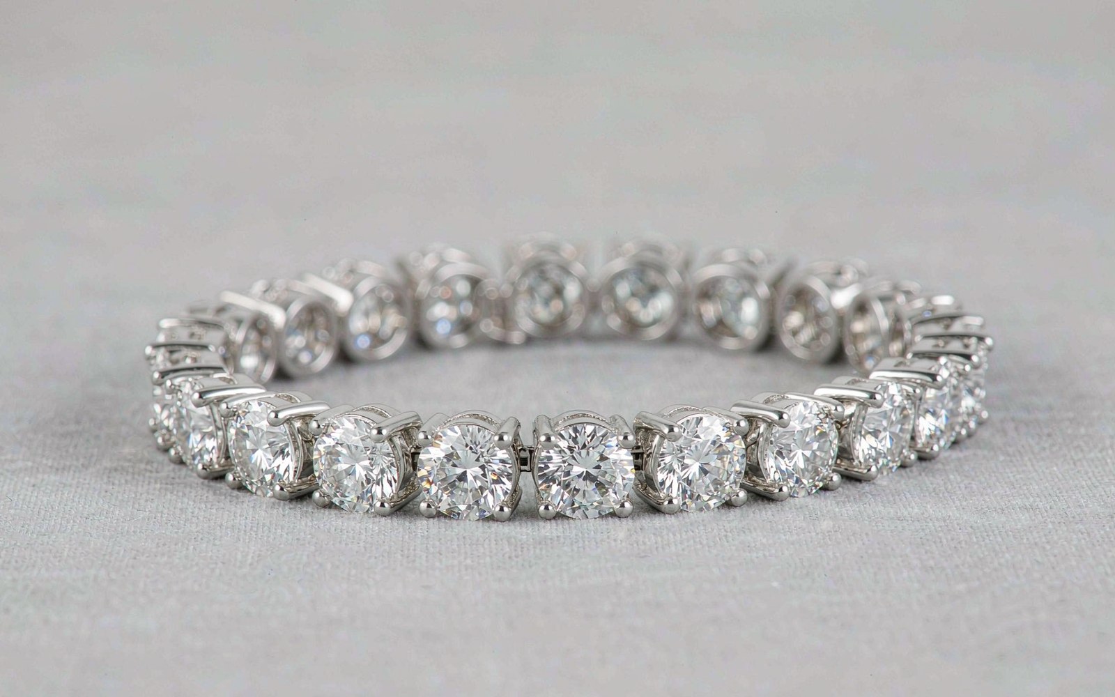 Tennis bracelet with moissanite stones set in white gold