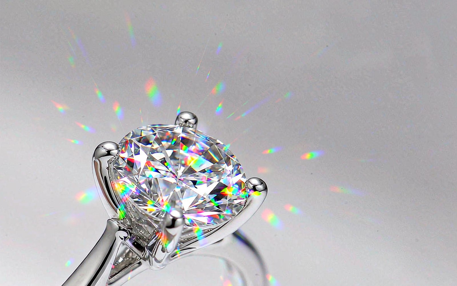 Moissanite vs natural diamond buyer guide cover